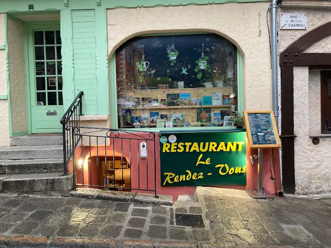 Intérieur chaleureux du restaurant Le Rendez-Vous à Saint-Martin-Vésubie